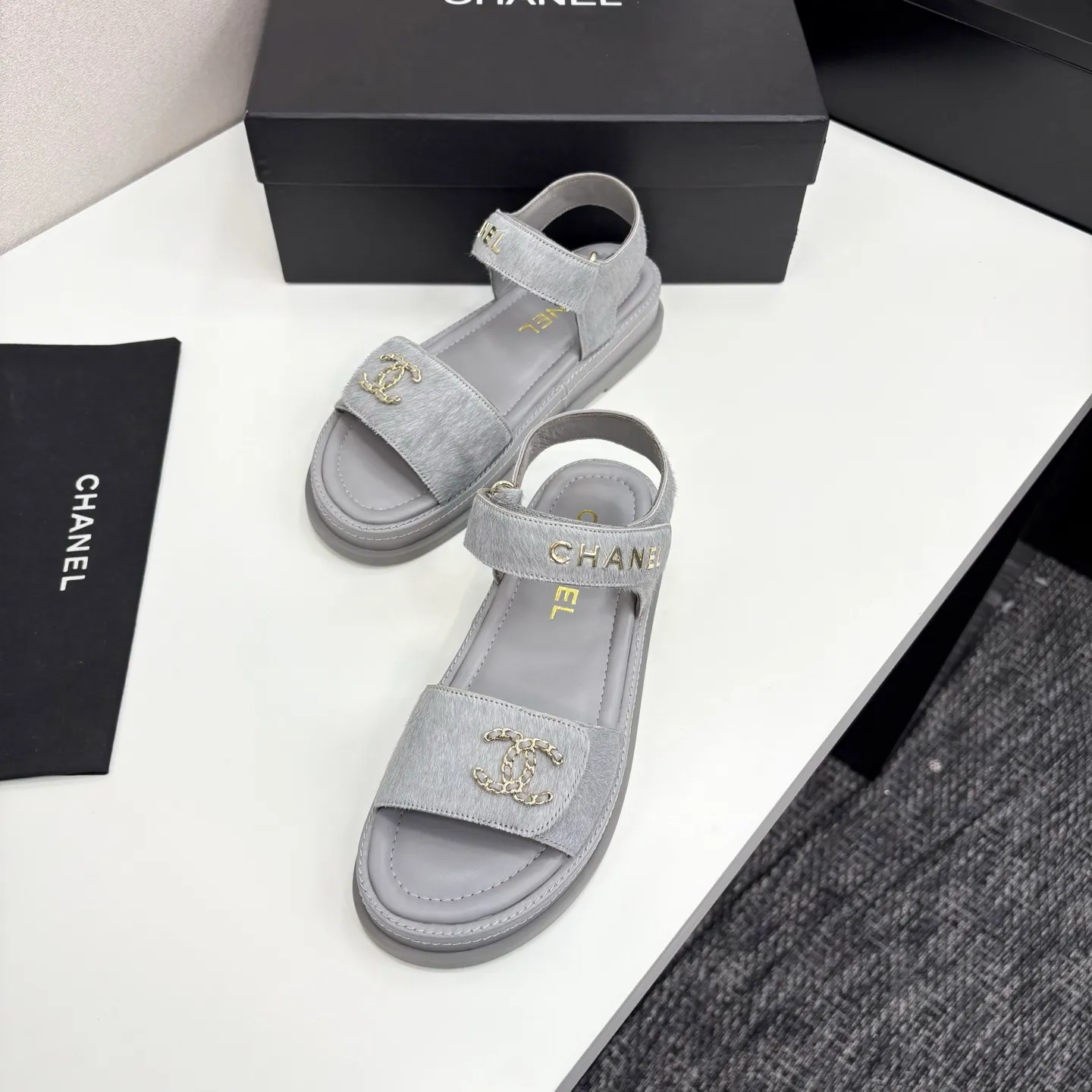 👟👟Ex-factory price 560👟👟Chanel Chanel's new early autumn thick-soled sandals are popular on catwalks on major social platforms. One of the most popular sandals at the moment. Soft and comfortable on the feet. Horsehair upper imported from Italy. Sheepskin feet. Original molded outsole Size: 35-40 (41 customized)